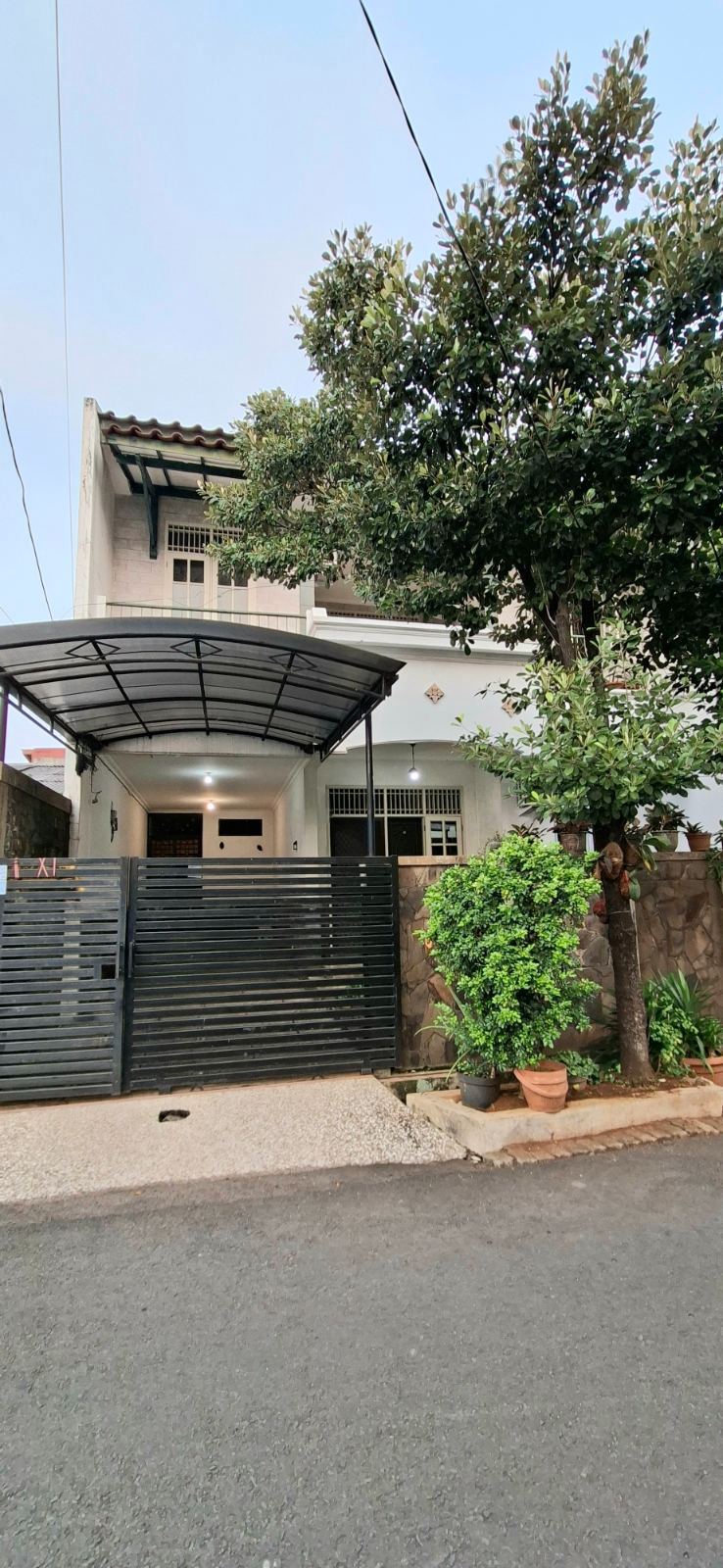 Rumah 2 lantai rapi siap huni di Mina Gapura Joglo
