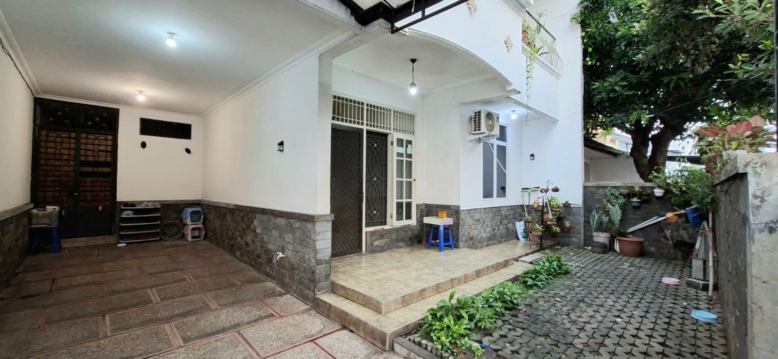 Rumah 2 lantai rapi siap huni di Mina Gapura Joglo