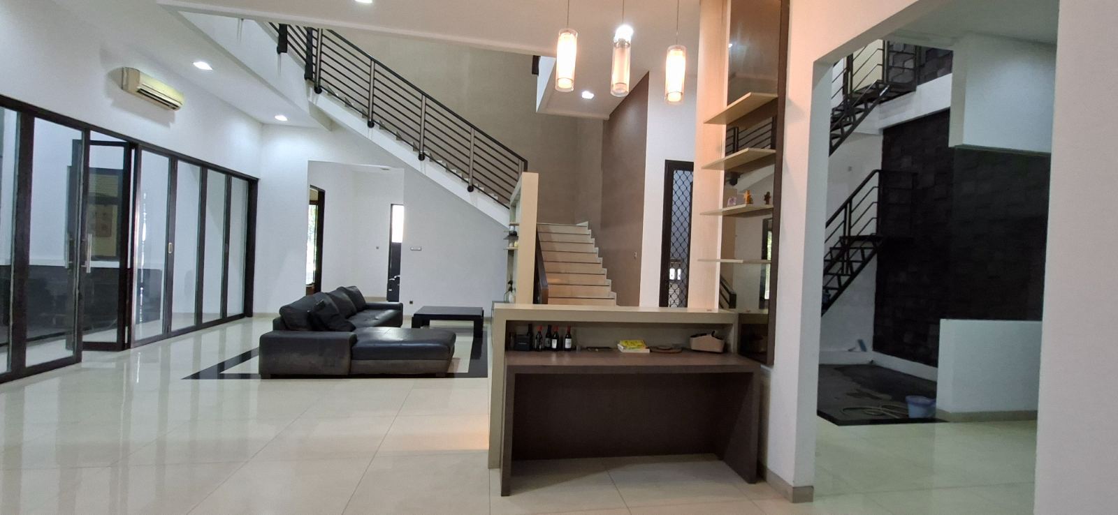 Jual dan Sewa Rumah Mewah Rapi Terawat di Grenvil Jakbar